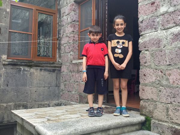 Джемма (10 лет) и Ованнес (7 лет) Вирабяны, получившие подарок от Татев Карапетян - Sputnik Армения