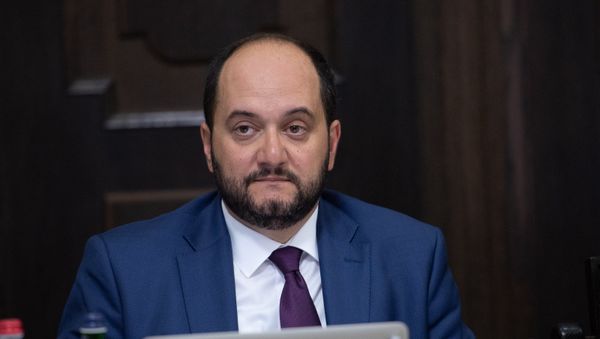 Министр образования и науки Армении Араик Арутюнян на заседании правительства (1 июня 2018). Еревaн - Sputnik Армения