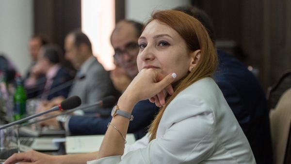 Министр культуры Армении Лилит Макунц на заседании правительства (1 июня 2018). Еревaн - Sputnik Армения