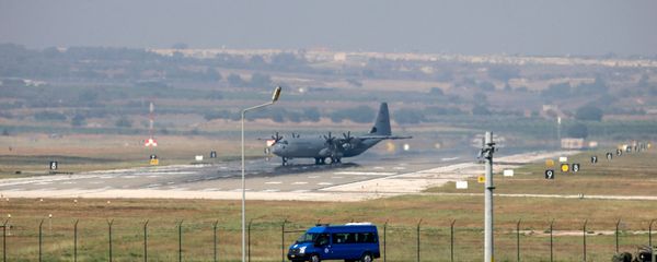 Военный самолет Hercules C-130 на взлетно-посадочной полосе авиабазы Инджирлик (28 июля 2015). Окрестности города Адана, Турция Военный самолет Hercules C-130 на взлетно-посадочной полосе авиабазы Инджирлик (28 июля 2015). Окрестности города Адана, Турция - Sputnik Армения