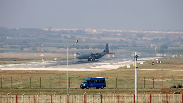 Военный самолет Hercules C-130 на взлетно-посадочной полосе авиабазы Инджирлик (28 июля 2015). Окрестности города Адана, Турция Военный самолет Hercules C-130 на взлетно-посадочной полосе авиабазы Инджирлик (28 июля 2015). Окрестности города Адана, Турция - Sputnik Армения