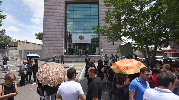 Сторонники мэра города Масис бойкотируют суд административных районов Кентрон и Норк-Мараш (2 июня 2018). Еревaн Сторонники мэра города Масис бойкотируют суд административных районов Кентрон и Норк-Мараш (2 июня 2018). Еревaн - Sputnik Армения