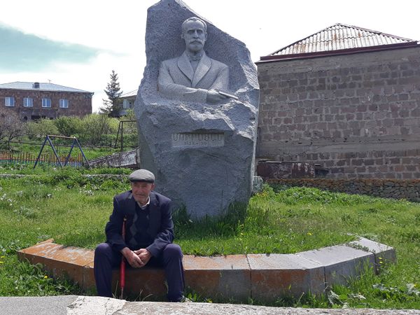 Житель Цовагюха около памятника Мурацану Житель Цовагюха около памятника Мурацану - Sputnik Армения