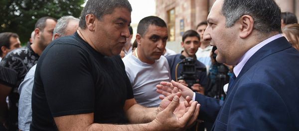 Акция протеста представителей компаний, осуществляющих пассажирские перевозки из Армении в Россию (4 июня 2018). Еревaн - Sputnik Армения