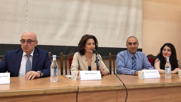 Супруга премьер-министра Анна Акопян на встрече со студентами (4 июня 2018). Еревaн Супруга премьер-министра Анна Акопян на встрече со студентами (4 июня 2018). Еревaн - Sputnik Армения