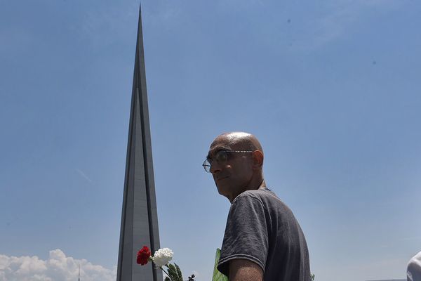 Лауреат премии Аврора доктор Том Катена (Судан) в мемориальном комплексе Цицернакаберд (4 июня 2018). Еревaн - Sputnik Армения