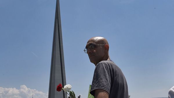 Лауреат премии Аврора доктор Том Катина (Судан) в мемориальном комплексе Цицернакаберд (4 июня 2018). Еревaн - Sputnik Армения
