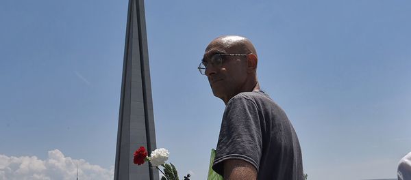 Лауреат премии Аврора доктор Том Катена (Судан) в мемориальном комплексе Цицернакаберд (4 июня 2018). Еревaн - Sputnik Արմենիա
