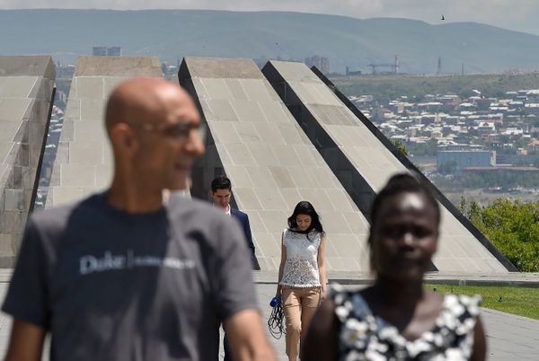 Лауреат премии Аврора доктор Том Катена (Судан) в мемориальном комплексе Цицернакаберд (4 июня 2018). Еревaн - Sputnik Армения