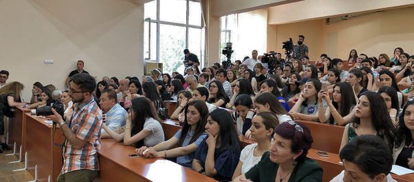 Супруга премьер-министра Анна Акопян на встрече со студентами (4 июня 2018). Еревaн - Sputnik Արմենիա