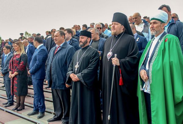 Участники праздника на храмовой площади Участники праздника на храмовой площади - Sputnik Армения