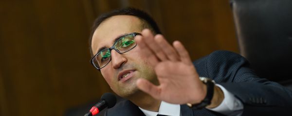 Министр здравоохранения Армении Арсен Торосян в парламенте (5 июня 2018). Еревaн Министр здравоохранения Армении Арсен Торосян в парламенте (5 июня 2018). Еревaн - Sputnik Армения
