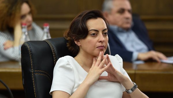 Депутуат от фракции Елк Лена Назарян в парламенте (5 июня 2018). Еревaн - Sputnik Արմենիա