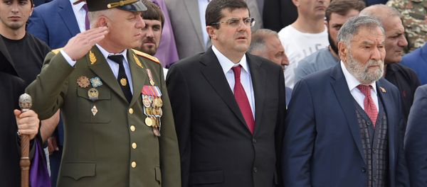 Министр обороны Карабаха Левон Мнацаканян, государственный министр Араик Арутюнян и писатель Зорий Балаян на параде Победы в Карабахе (9 мая 2018). Степанакерт - Sputnik Արմենիա