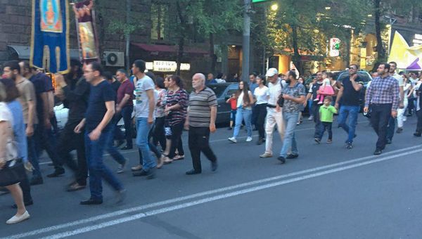 Активисты требуют отставки католикоса Гарегина II (6 июня 2018). Еревaн Активисты требуют отставки католикоса Гарегина II (6 июня 2018). Еревaн - Sputnik Արմենիա