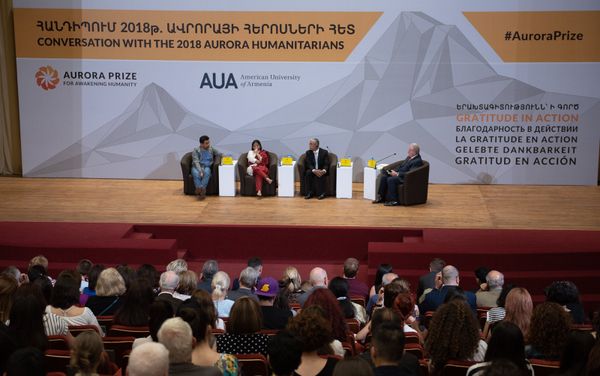 Номинанты премии Аврора-2018 Чжо Ла Аун (юрист и активист, Мьянма), Сунита Кришнан (соучредитель организации Prajwala, Индия) и Эктор Томас Гонсалес Кастильо (основатель приюта La 72, Мексика) и ведущий встречи репортер Boston Globe, трехкратный лауреат Пулицеровской премии Стивен Кюркджян - Sputnik Армения