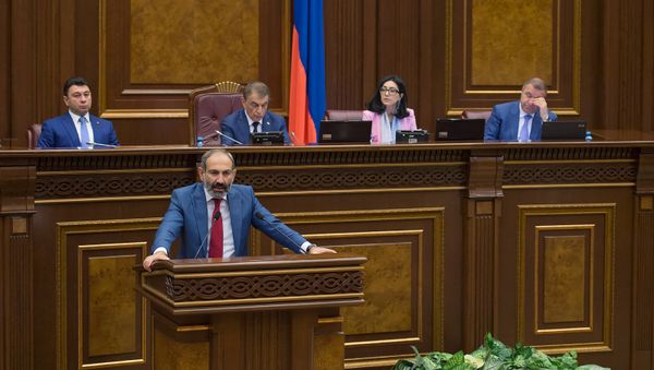 Премьер-министр Армении Никол Пашинян в Парламенте (7 июня 2018). Еревaн Премьер-министр Армении Никол Пашинян в Парламенте (7 июня 2018). Еревaн - Sputnik Армения