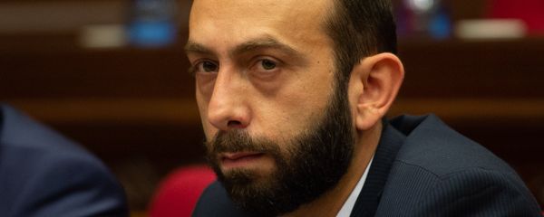 Первый вице-премьер Арарат Мирзоян на внеочередном заседании НС (7 июня 2018). Еревaн Первый вице-премьер Арарат Мирзоян на внеочередном заседании НС (7 июня 2018). Еревaн - Sputnik Армения