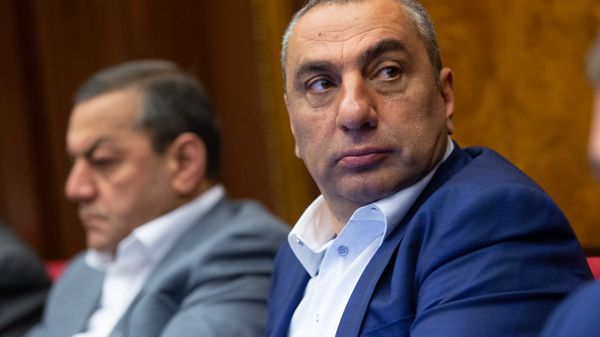 Депутат Самвел Алексанян на внеочередном заседании НС (7 июня 2018). Еревaн - Sputnik Армения