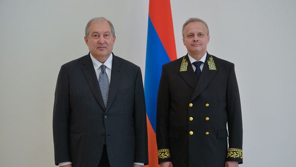 Посол России в Армении Сергей Копыркин вручил верительные грамоты президенту Армении Армену Саркисяну (7 июня 2018). Еревaн Посол России в Армении Сергей Копыркин вручил верительные грамоты президенту Армении Армену Саркисяну (7 июня 2018). Еревaн - Sputnik Армения