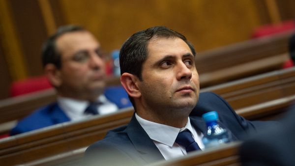 Министр территориального управления Армении Сурен Папикян на внеочередном заседании НС (7 июня 2018). Еревaн - Sputnik Армения