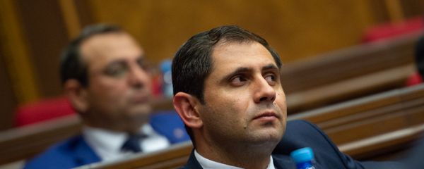 Министр территориального управления Армении Сурен Папикян на внеочередном заседании НС (7 июня 2018). Еревaн - Sputnik Армения