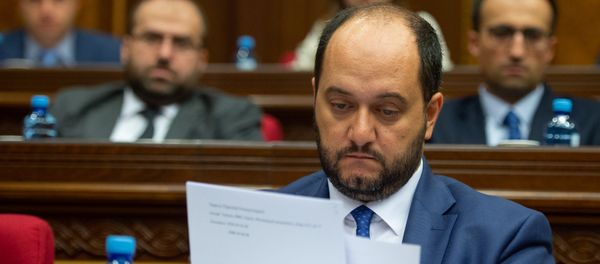 Министр образования и науки Армении Араик Арутюнян на внеочередном заседании НС (7 июня 2018). Еревaн Министр образования и науки Армении Араик Арутюнян на внеочередном заседании НС (7 июня 2018). Еревaн - Sputnik Армения