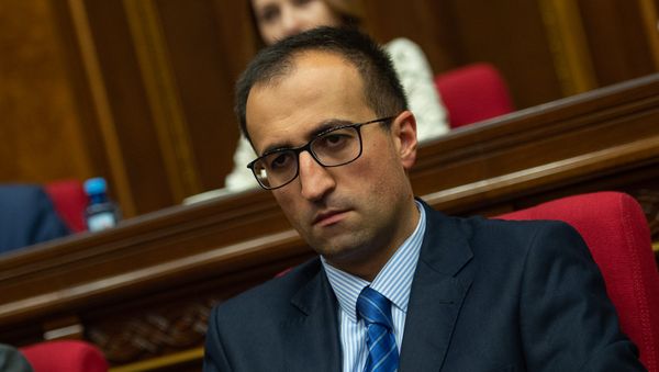 Министр здравоохранения Армении Арсен Торосян на внеочередном заседании НС (7 июня 2018). Еревaн - Sputnik Армения