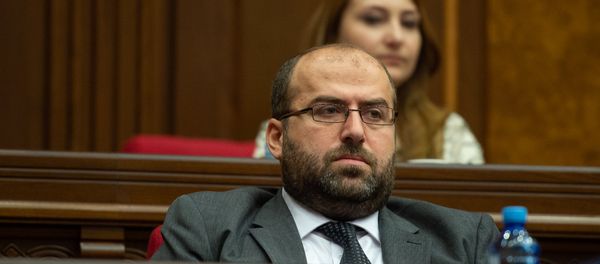 Министр охраны природы Армении Эрик Григорян на внеочередном заседании НС (7 июня 2018). Еревaн - Sputnik Արմենիա
