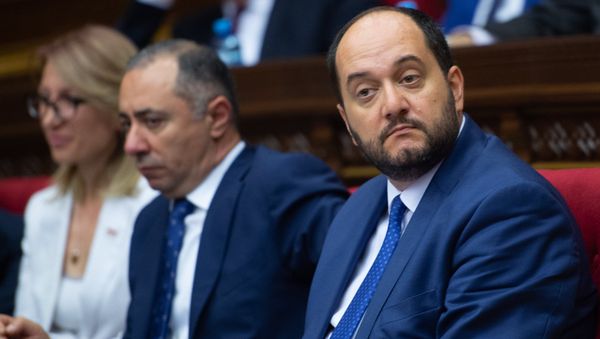 Министр образования и науки Армении Араик Арутюнян на внеочередном заседании НС (7 июня 2018). Еревaн - Sputnik Армения