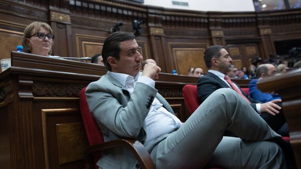 Депутат от фракции РПА Мигран Погосян на внеочередном заседании НС (7 июня 2018). Еревaн - Sputnik Армения
