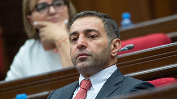 Депутат от фракции РПА Артур Геворгян на внеочередном заседании НС (7 июня 2018). Еревaн - Sputnik Армения