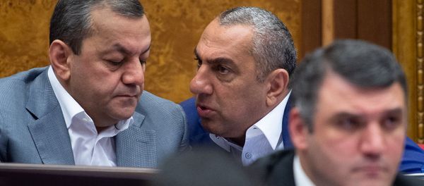Депутаты от фракции РПА Араик Григорян и Самвел Алексанян на внеочередном заседании НС (7 июня 2018). Еревaн Депутаты от фракции РПА Араик Григорян и Самвел Алексанян на внеочередном заседании НС (7 июня 2018). Еревaн - Sputnik Армения