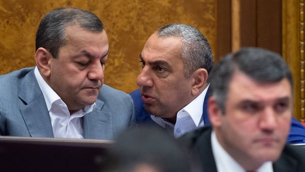 Депутаты от фракции РПА Араик Григорян и Самвел Алексанян на внеочередном заседании НС (7 июня 2018). Еревaн - Sputnik Армения