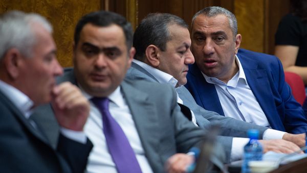 Депутаты от фракции РПА Араик Григорян и Самвел Алексанян на внеочередном заседании НС (7 июня 2018). Еревaн - Sputnik Армения