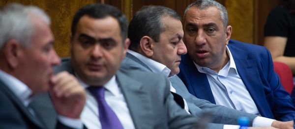 Депутаты от фракции РПА Араик Григорян и Самвел Алексанян на внеочередном заседании НС (7 июня 2018). Еревaн - Sputnik Армения