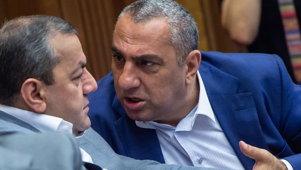 Депутаты от фракции РПА Араик Григорян и Самвел Алексанян на внеочередном заседании НС (7 июня 2018). Еревaн - Sputnik Армения
