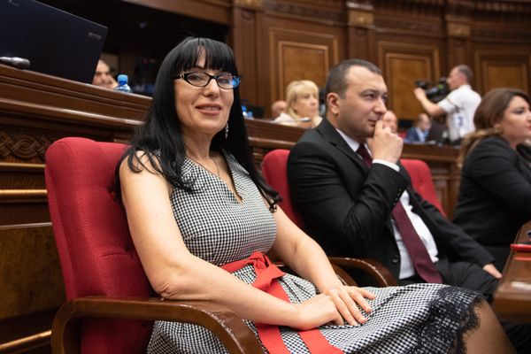 Депутат от фракции Царукян Наира Зограбян на внеочередном заседании НС (7 июня 2018). Еревaн - Sputnik Армения