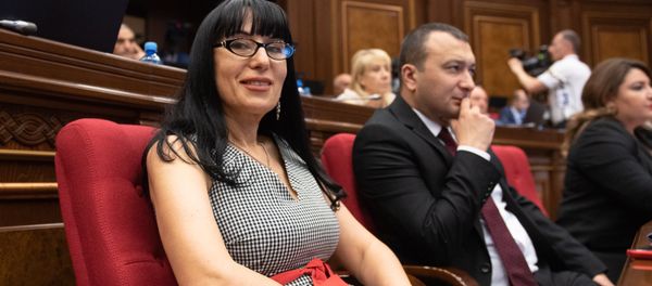 Депутат от фракции Царукян Наира Зограбян на внеочередном заседании НС (7 июня 2018). Еревaн - Sputnik Армения