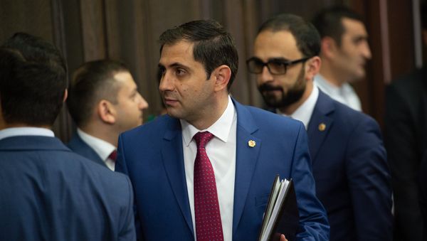 Министр территориального управления Армении Сурен Папикян на заседании правительства (8 июня 2018). Еревaн Министр территориального управления Армении Сурен Папикян на заседании правительства (8 июня 2018). Еревaн - Sputnik Արմենիա