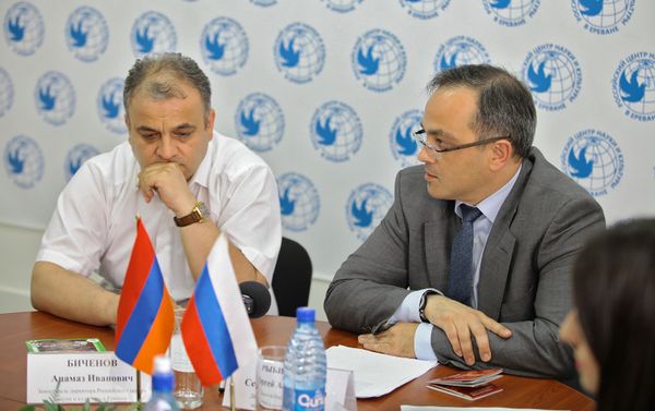 Директор и заместитель Российского центра науки и культуры в Ереване Сергей Рыбинский и Ацамаз Биченов Директор и заместитель Российского центра науки и культуры в Ереване Сергей Рыбинский и Ацамаз Биченов - Sputnik Армения