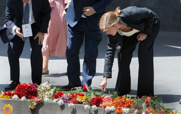 Визит бывшей поспред США при ООН Саманты Пауэр в мемориальный комплекс Цициернакаберд и музей-институт Геноцида армян (8 июня 2018). Еревaн - Sputnik Армения