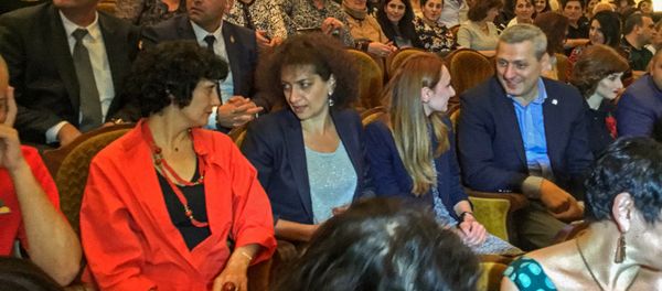 Супруга премьера Анна Акопян и министр культуры Лилит Макунц на спектакле Свадьба в тылу (8 июня 2018). Гюмри - Sputnik Армения