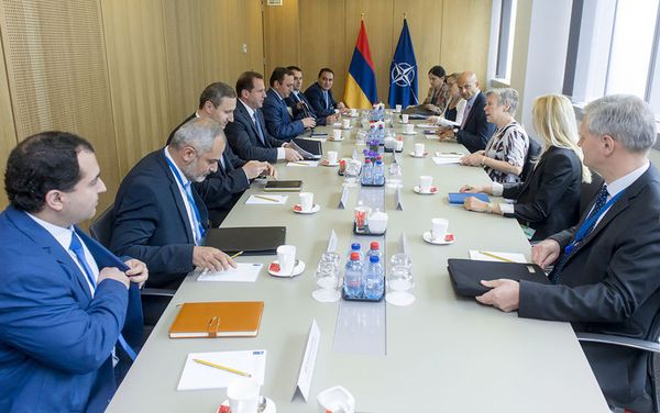 Տոնոյանն առանձին հանդիպումներ է ունեցել ՆԱՏՕ–ի ներկայացուցիչների հետ Տոնոյանն առանձին հանդիպումներ է ունեցել ՆԱՏՕ–ի ներկայացուցիչների հետ - Sputnik Արմենիա