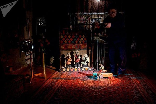 В театре успело побывать большие звезды: владелица парижского фотоагентства Magnum Мартина Франка, Армен Джигарханян, руководитель лондонского королевского камерного квартета Левон Чилингирян, арменолог и картвелолог Бернар Готье и многие другие. - Sputnik Армения