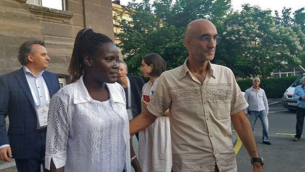 Лауреат премии Аврора 2017, врач-миссионер Том Катена и его супруга Насима, а также министр здравоохранения Армении Арсен Торосян посетили Реабилитационный центр защитника Отечества (9 июня 2018). Еревaн - Sputnik Армения