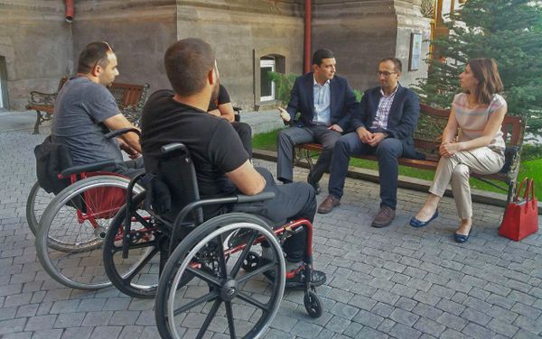 Քաթինան, նրա կինը՝ Նասիման, ու ՀՀ առողջապահության նախարար Արսեն Թորոսյանն այցելեցին Հայրենիքի պաշտպանի վերականգնողական կենտրոն - Sputnik Արմենիա