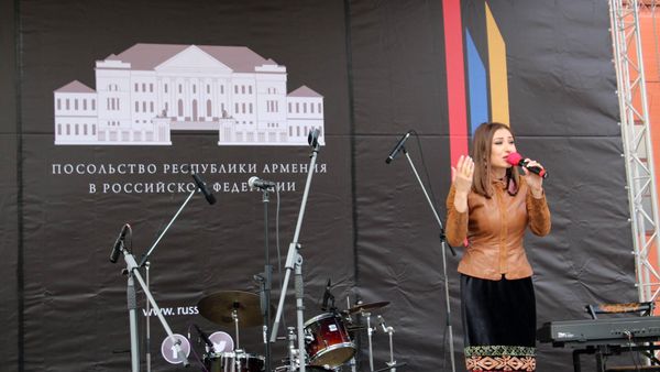 Финалистка проекта Голос Маргарита Позоян на коцерте Воскресный ноктюрн в саду Эрмитаж. (10 июня 2018). Москва - Sputnik Армения