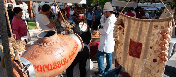 Фестиваль еды Yerevan Food Fest прошел на площади Республики (10 июня 2018). Еревaн Фестиваль еды Yerevan Food Fest прошел на площади Республики (10 июня 2018). Еревaн - Sputnik Армения