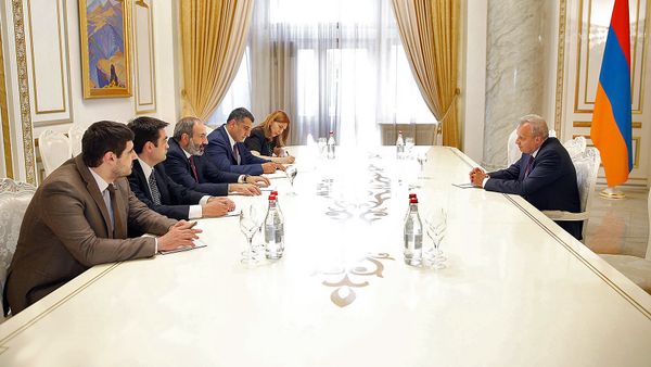 Премьер-министр Армении Никол Пашинян принял чрезвычайного и полномочного посла РФ в РА Сергея Копыркина (11 июня 2018). Еревaн - Sputnik Армения